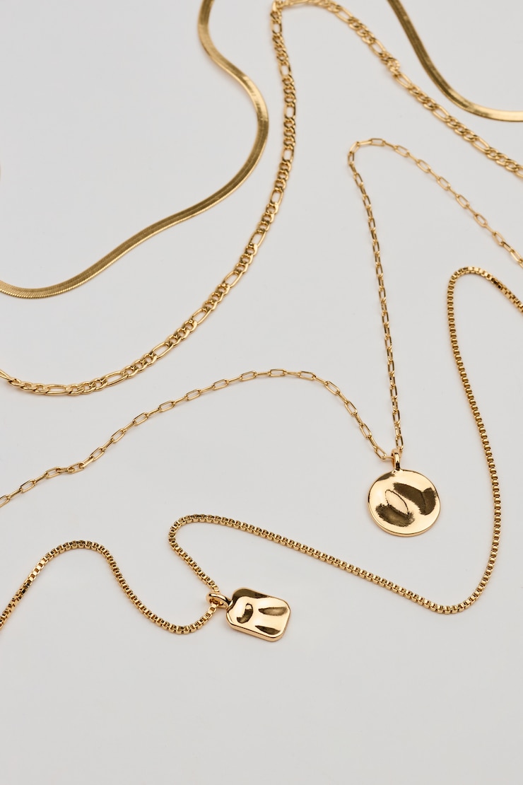 Set of 5 Hammered Charms and Chains Necklaces Yellow - Image 2